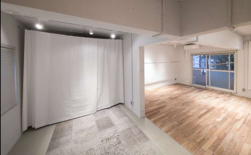 フロントエリア・奥｜テーブルとイスなどを置くスペースとしてお使いいただけます