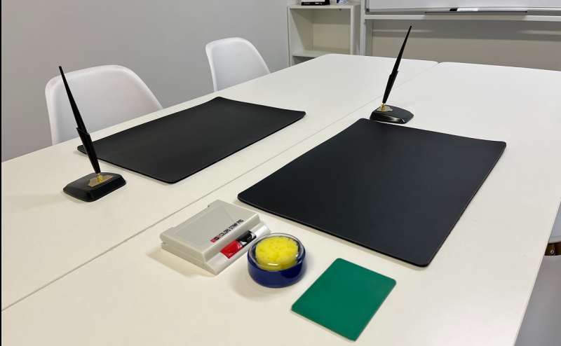 契約でお使いください。デスクマット、スタンド付きボールペン、朱肉、印鑑マット、切手ぬらしを準備しております。