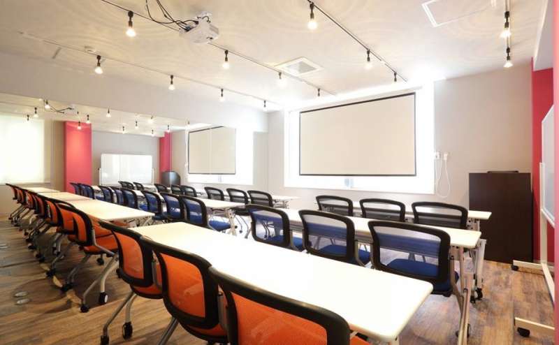 セミナールーム、会議など幅広い用途でご使用いただけます