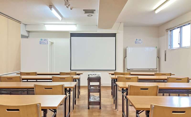 第三会議室は会場面積47m²となり、中人数の収容が可能です。収容可能人数は24人（最適人数）～3名掛け最大30人。