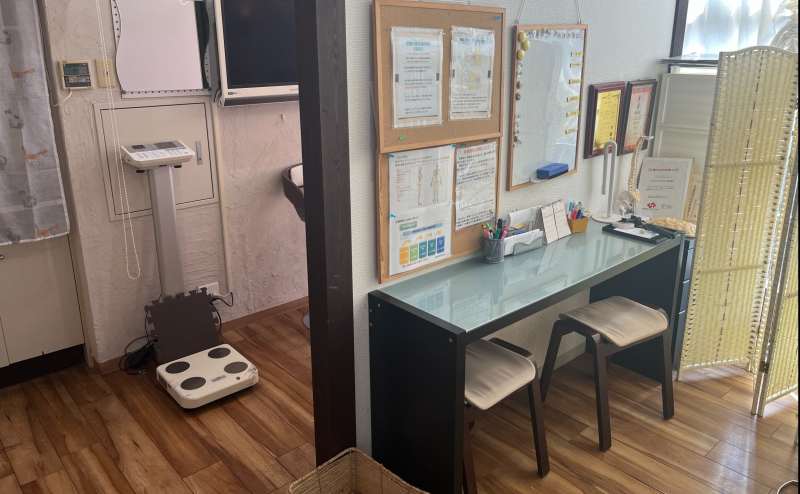 外から見えないように配慮されたカウンセリングルームです。その奥にはタニタの体重計