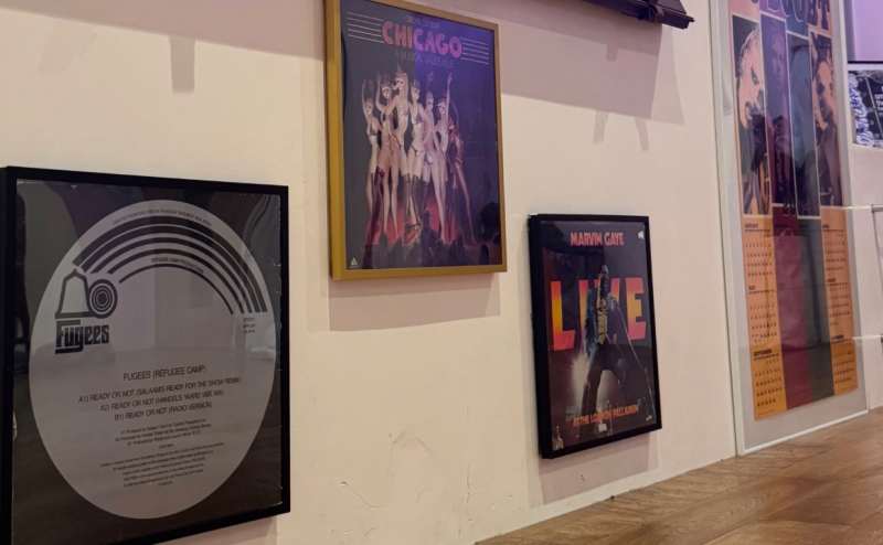 ヴィンテージのレコードなどがディスプレイ