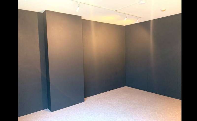 二階です。こちらは二面が黒い壁となっています。