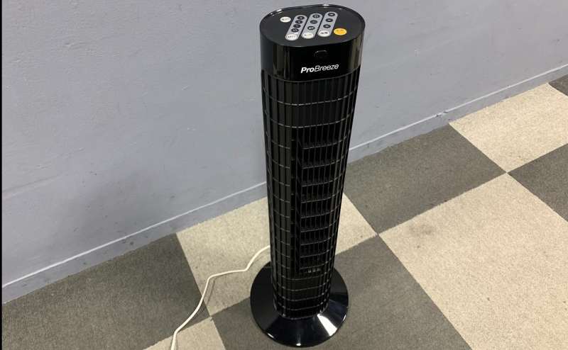 エアコンの他、タワー型扇風機もあります。