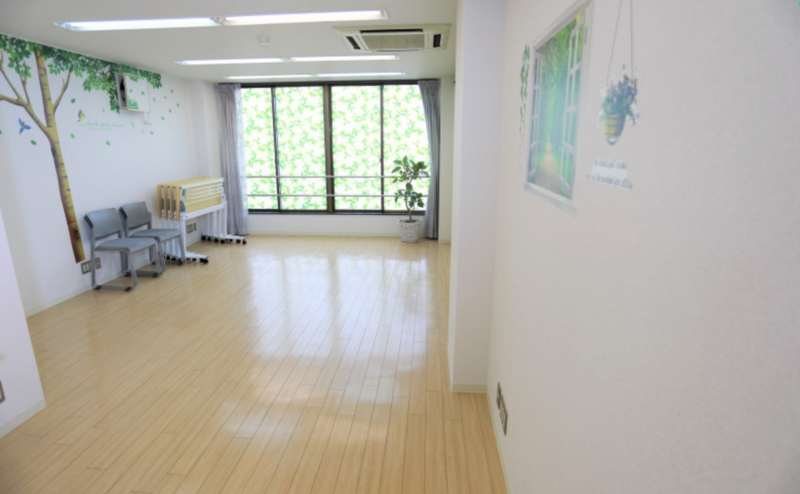 広々とした清潔なスペースです。机と椅子を片付けてヨガやストレッチなどのレッスンに