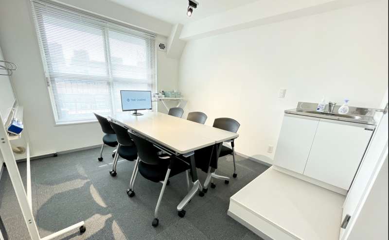 【窓にはブラインドを設置しているので、お好みに合わせて明るさを調整いただけます】 - TIME SHARING 新宿御苑前 オリエント新宿1001の写真