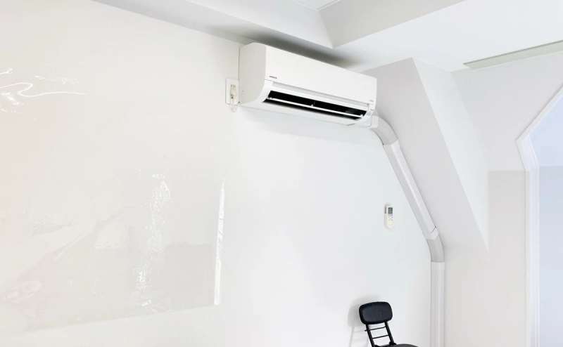 エアコンのリモコンは壁にあります。退出時はオフにして下さい。  壁は全面白です。窓を開けられますが、窓を開けた際は大きな音楽などをかけないようにご注意下さい。