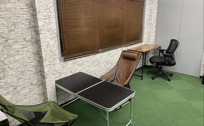 ワークデスクとワークチェアを配置しています。