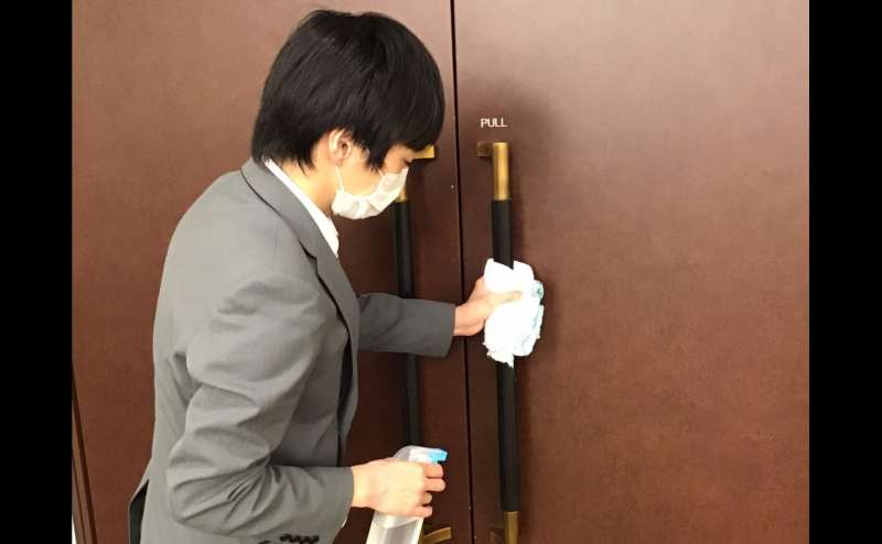 館内共有部分も定期的に消毒します