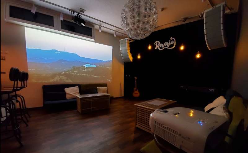 プロジェクターで見たい映像を壁に投影して、映画館気分を楽しめます！