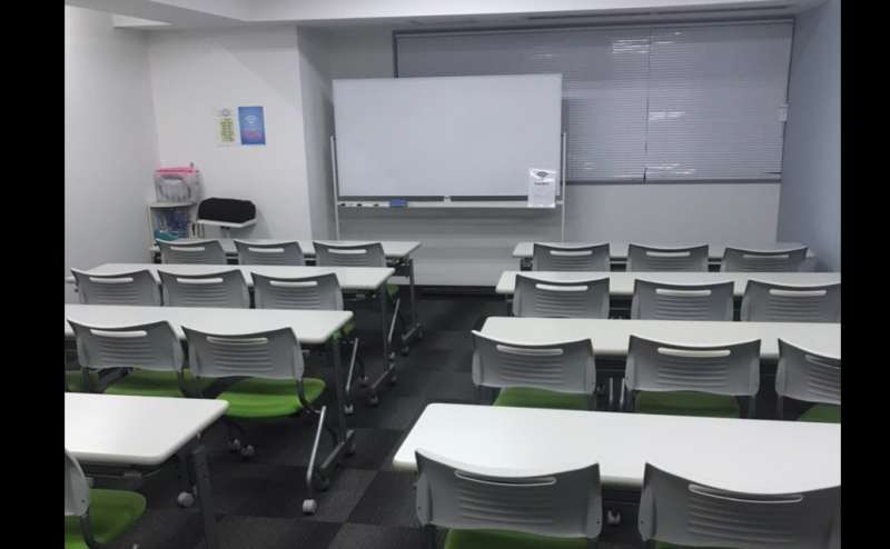 窓あり、採光はブラインドで調節できます。