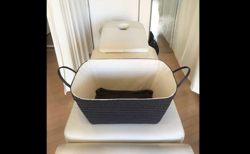 荷物カゴとバストマットは無料です。施術ベッドはご利用者ごとに清掃しています