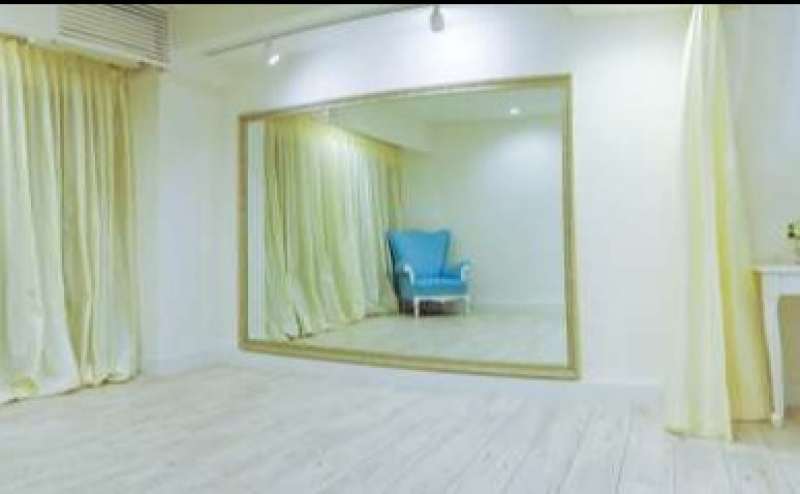 大きな鏡もあり、アパレルの試着会などにもご利用いただけます。女子力アップポイントがたくさん！