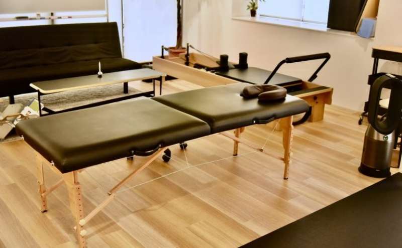 施術ベッド完備。スポーツマッサージ・ボディトリートメントにはこちらをご使用ください