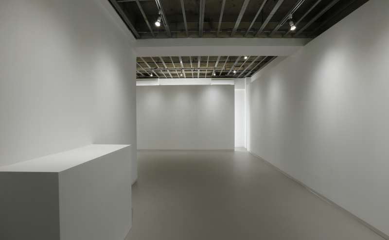 内観写真です。日中は、壁面から自然光が美しく差し込みます。