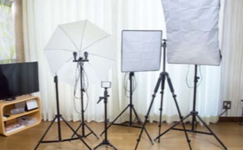 照明器具も各種そろっています。ご自身の機材を持ち込むこともできます