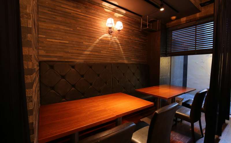 奥のフロア（ソファ席）